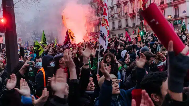 MR Online | Workers across France continue militant protests against attacks on pensions | MR Online