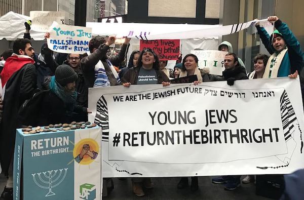  | A PROTEST OUTSIDE OF THE ZIEGFELD BALLROOM IN NEW YORK CITY APRIL 15 2018 PHOTO JEWISH VOICE FOR PEACE | MR Online