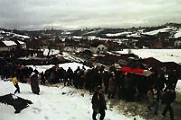 Burials in Račak after the 1999 massacre. [Source: news.bbc.co.uk]