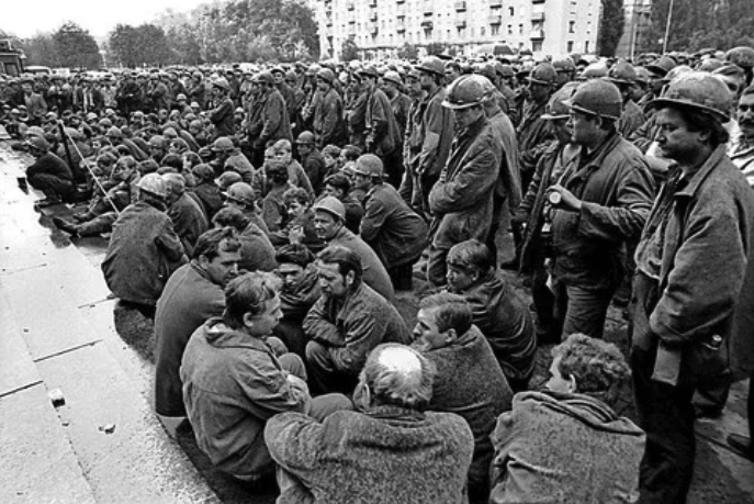 | Donetsk Square was taken over by thousands of miners for almost two weeks Source tsnua | MR Online