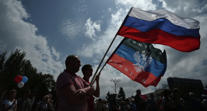 Partisans fly Donetsk flag Source envoicesevasru