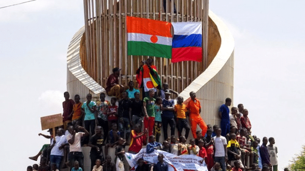 Protesters display the flags of Niger and Russia during a protest in Niamey, Niger. Photo by Efe Issifou/Flickr.