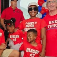 Kiada Shanklin (center), a team leader in the quality department at Stellantis’s Jeep Grand Cherokee plant, posed with her three children and UAW President Shawn Fain at a contract rally on Sunday in Warren, Michigan. Her shirt says, “I have 3 major reasons to strike.” Photo: UAW.