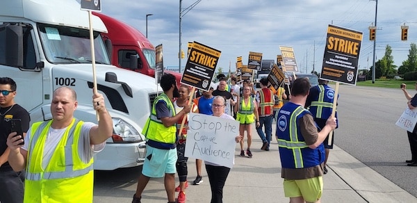 In July 2023, in the middle of Amazon’s Prime Day promotional sales rush, 100 warehouse workers walked out for more than three hours at its delivery station in Pontiac, Michigan—bringing the facility to the brink of a total shutdown. Photo: Zach Rioux