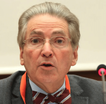 Alfred de Zayas Born in Cuba de Zayas grew up in Chicago and obtained a law degree from Harvard and PhD in modern history from the University of Göttingen He worked with the United Nations from 1981 to 2003 as a senior lawyer with the Office of the UN High Commissioner for Human Rights and the Chief of Petitions Source wikipediaorg