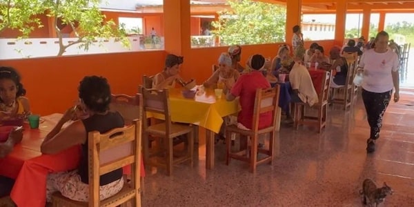 | Residents of Quisicuaba eat together in the dining area Credit Benjamin Zinevich | MR Online