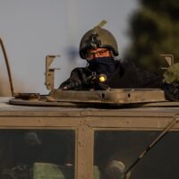 ISRAELI SOLDIERS SIT IN A TANK NEAR THE ISRAEL-GAZA BORDER AFTER THE END OF A SEVEN-DAY TRUCE BETWEEN ISRAEL AND HAMAS, DECEMBER 1, 2023, KIBBUTZ BEERI. (PHOTO: © ILIA YEFIMOVICH/DPA VIA ZUMA PRESS/APA IMAGES)