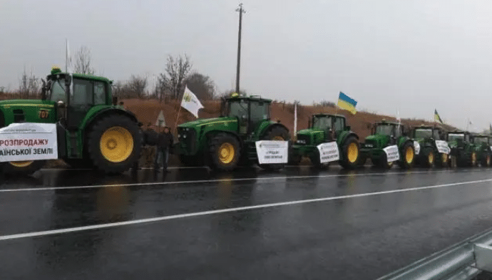 | Ukrainian farmers protest privatization laws imposed by Volodymyr Zelensky at the behest of the IMF Source euromaidanpresscom | MR Online