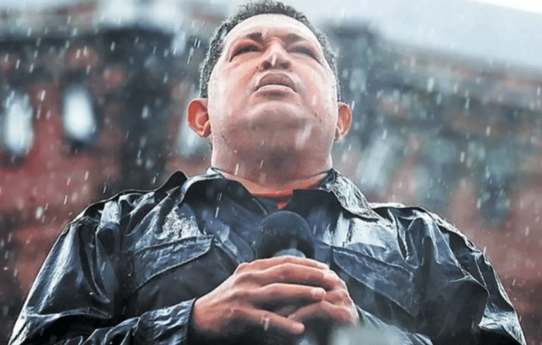 | Chávez under the rain on October 4 2012 Prensa Presidencial | MR Online