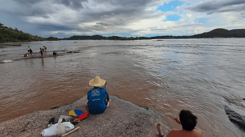 Riverside fishing has become more common with the blockade Rome Arrieche