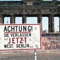 Berlin Wall Brandenburger Tor, 1989. (Photo: Wikimedia Commons)