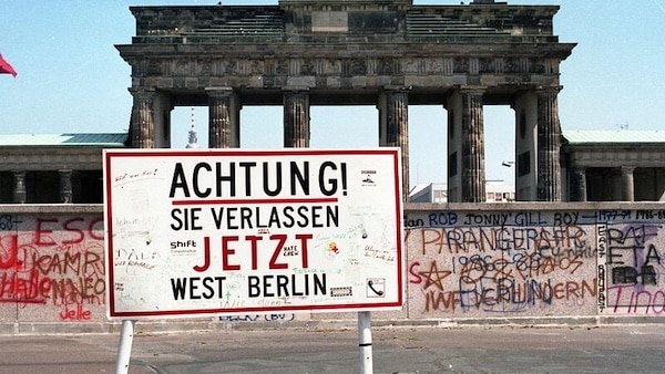  | Berlin Wall Brandenburger Tor 1989 Photo Wikimedia Commons | MR Online