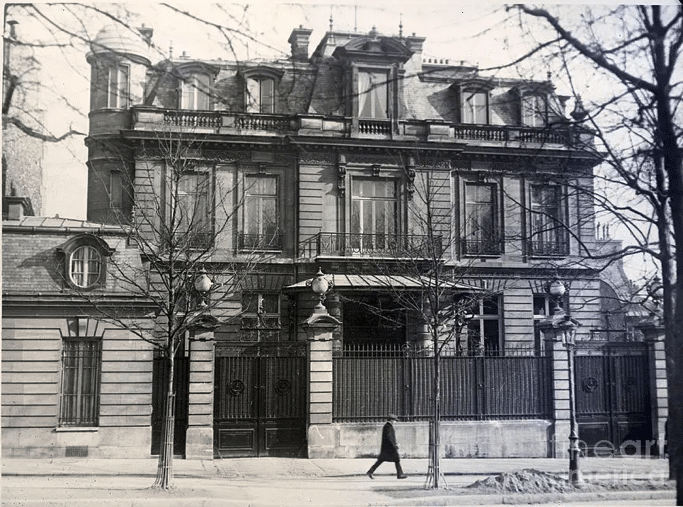 Screenshot 20250424 at 83042 AM | MR Online The United States Embassy in Paris was a hub for CIA spies during the Cold War Source photoscom