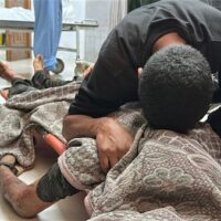BODIES ARRIVE AT NASSER HOSPITAL IN KHA YOUNIS FOLLOWING ISRAELI AIRSTRIKES ON TENT ENCAMPMENTS, MAY 20, 2025. (PHOTO: MOAZ ABU TAHA/APA IMAGES)