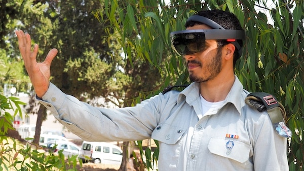 MR Online | An Israeli officer wears Microsofts HoloLens headset during military testing in Ramat Gan Israel Stefanie Jrkel | AP | MR Online