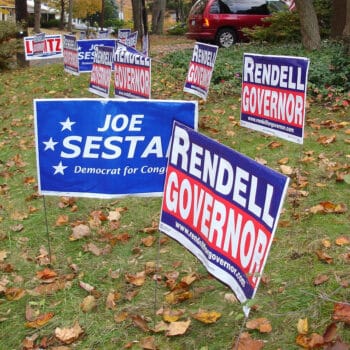 LawnSigns350x350 | MR Online Campaigns use lawn signs in part to increase the familiarity of their candidates names Creative Commons photo Eric Behrens