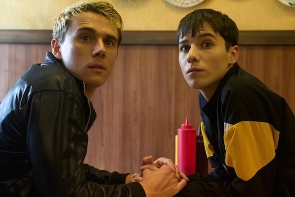 MR Online | BILDUNGSROMANCE Calam Lynch as Max and Ellis Howard as Byron in What It Feels Like for a Girl Pic Enda Bowe | MR Online
