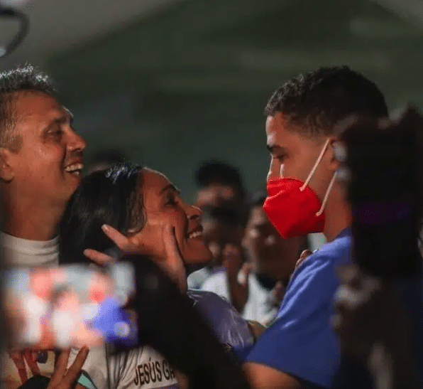 Screenshot 20250720 at 84217 PM | MR Online A rescued Venezuelan migrant embraces his family members after returning to the country on Friday Photo Con El Mazo Dando