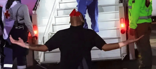  | Venezuelan migrant rescued from El Salvadors CECOT torture center kneeling on Venezuelan soil after deboarding the plane that brought him back home July 18 2025 Photo Con el Mazo Dando | MR Online