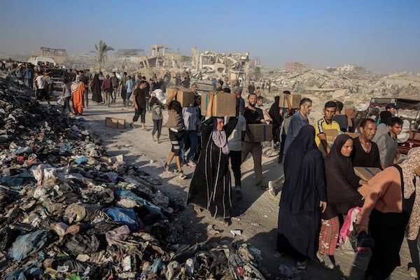  | PALESTINIANS CARRY FOOD PARCELS DISTRIBUTED BY GAZA HUMANITARIAN FOUNDATION JUNE 16 2025 PHOTO OMAR ASHTAWYAPA IMAGES | MR Online