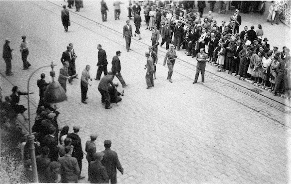  | At the heart of the pogrom group an individual wearing a white armband can be seen This is the distinctive sign of the members of the Ukrainian militia who are for the most part members of the Organization of Ukrainian Nationalists the OUN particularly its most radical faction led by Stepan Bandera the OUNB United States Holocaust Memorial Museum courtesy of Leonard Lauder | MR Online
