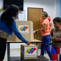 Venezuelans vote at the Commune Rogelio Castillo in Petare, Caracas, during the 4th popular consultation of the year on Sunday, November 23, 2025. Photo: X/@abraham_jpsuv.