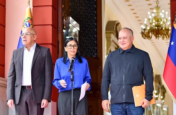 Venezuelan Acting President Delcy Rodríguez (center), accompanied by National Assembly President Jorge Rodríguez (left) and Interior Minister Diosdado Cabello (right), holds a press conference, Caracas, Venezuela, January 14, 2026. Photo: Ding Hongfa/Xinhua News.