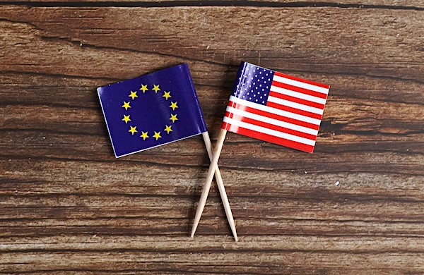 MR Online   The European flag and American flag on wooden table   Creative Commons Bilder   MR Online