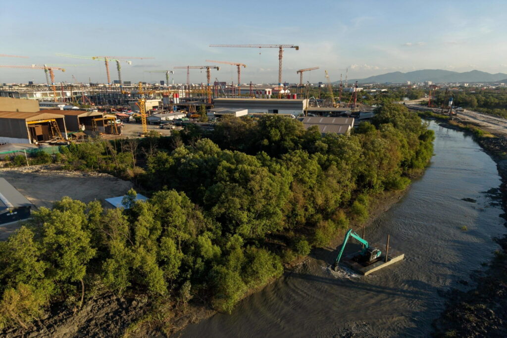 Construction at the site of Bridge Data Centres’ QHI01 facility in Chonburi involves dredging the nearby Khlong Tamru canal. Photo by Andy Ball for Mongabay.