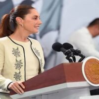 Mexican President Claudia Sheinbaum speaks during a public event in Nayarit addressing Mexico’s support for Cuba. Photo: EFE