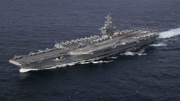 U.S. aircraft carrier USS Abraham Lincoln operates at a distance after retreating from Iran’s coast under missile threat, underscoring limits on enforcing a close blockade. Photo: U.S. Navy Mass Communication Specialist 3rd Class Clint Davis