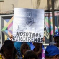 President Maduro's two-handed gesture, which means "Together we will win,” sketched on a placard at a Chavista rally. Photo: Alba Ciudad/File photo.