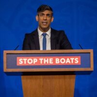 FORMER UK PRIME MINISTER RISHI SUNAK HOLDS A PRESS CONFERENCE ON MIGRATION (WIKIMEDIA COMMONS, 2024)
