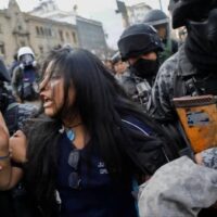 Bolivian police seize a protester during the crackdown on the general strike against President Rodrigo Paz. TeleSUR reported May 19 that more than 127 people had been arrested as workers and Indigenous Peoples continued roadblocks against fuel hikes, privatization and land theft. Photo: El País