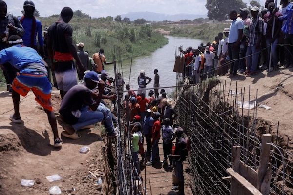 Haitian volunteers work on the Ouanaminthe canal.