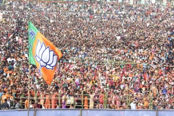 Crowd behind BJP’s flag. Photo: Mohiuddin Shah