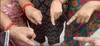 Voters showing indelible ink applied after casting their vote. Photo: InOldNews/Shuchita Jha