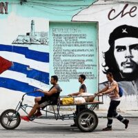Guevara se tornou ícone da revolução cubana e deixou legado na área da saúde e da educação | Crédito: YAMIL LAGE / AFP