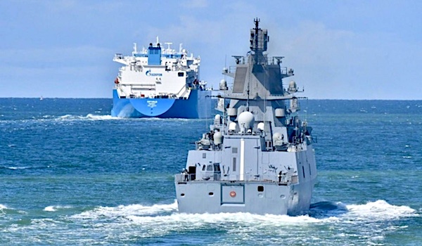The Russian Northern Fleet frigate "Admiral Kasatonov" is escorting the LNG carrier "Portovyy" as it exits the Baltic Sea / X: MrFrantarelli / Photo: Frank Behling