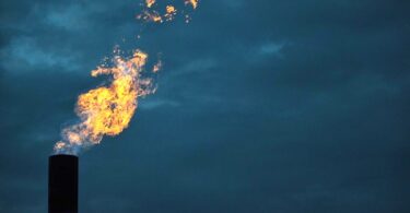 The oil and gas sector is one of the largest sources of methane emissions in the United States. (Image Source: Wikimedia Commons)