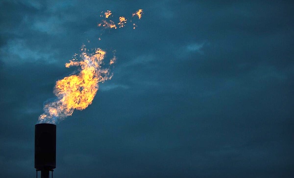 The oil and gas sector is one of the largest sources of methane emissions in the United States. (Image Source: Wikimedia Commons)