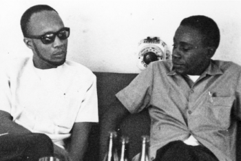 Amílcar Cabral, left, leader of independence fight in Guinea-Bissau, and Víctor Dreke, who led Cuba’s internationalist military mission, in 1967 meeting in Conakry, Guinea. (Photo: courtesy of Victor Dreke)