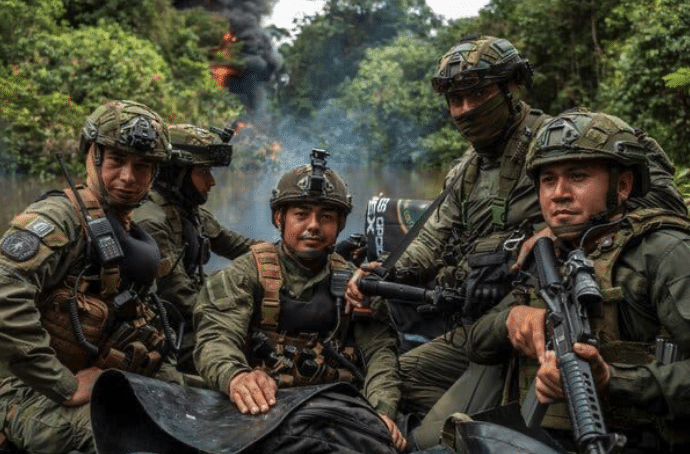 Soldados colombianos en 2025 listos para combatir a narcotraficantes y guerrilleros de izquierda. [Fuente: nytimes.com]