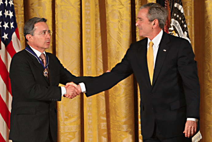 El presidente George W. Bush felicita al presidente Álvaro Uribe de Colombia tras entregarle la Medalla Presidencial de la Libertad 2009 el 13 de enero de 2009, durante una ceremonia en el Salón Este de la Casa Blanca. [Fuente: nsarchive.gwu.edu]