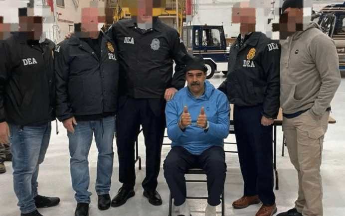 Nicolás Maduro con agentes de la DEA en una foto escenificada tras su secuestro. [Fuente: newint.org]