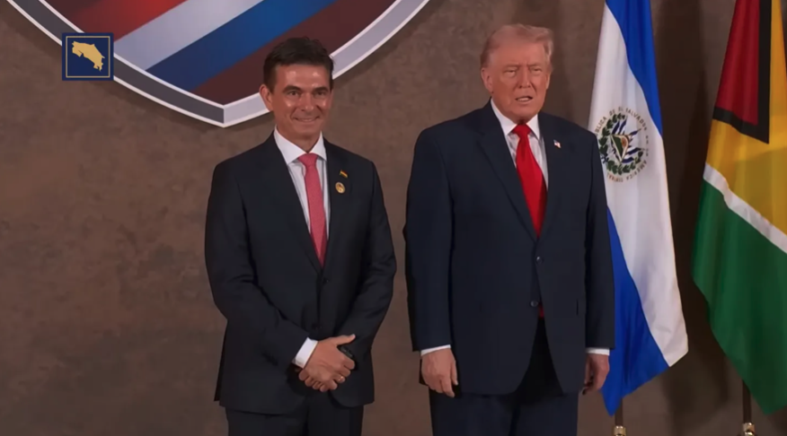 El presidente de Bolivia, Rodrigo Paz, con Donald Trump en Florida.