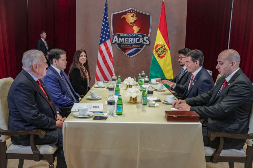 Fernando Cerimedo (en el extremo derecho) se sienta junto al presidente de Bolivia, Rodrigo Paz (en el centro derecha), durante una reunión con Marco Rubio en Florida.