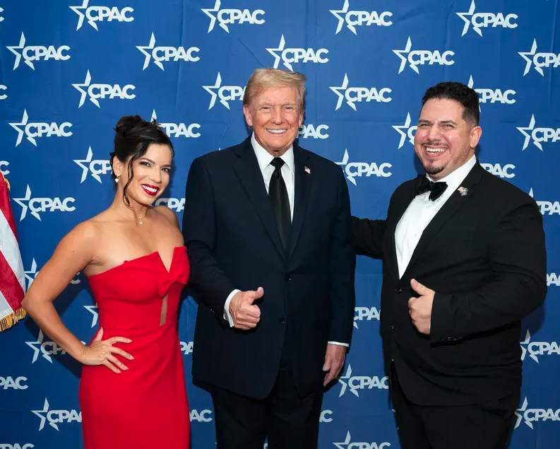 Los fundadores latinos de Wall Street, Gabriela Berrospi y Tony Delgado, junto a Donald Trump en la CPAC.