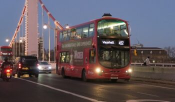 Volvo B9TL with Wright body operating Transport for London bus route, crossing Albert Bridge. Photo: Kk70088 / CC BY 4.0