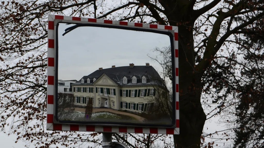 A roadside mirror. Credit: kaʁstn Disk/Cat via Wikimedia Commons. CC BY-SA 3.0 DE.